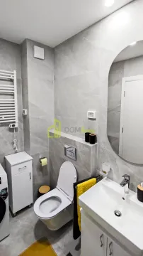 Moderno opremljeno kupatilo sa tušem, umivaonikom i WC šoljom. - image 2