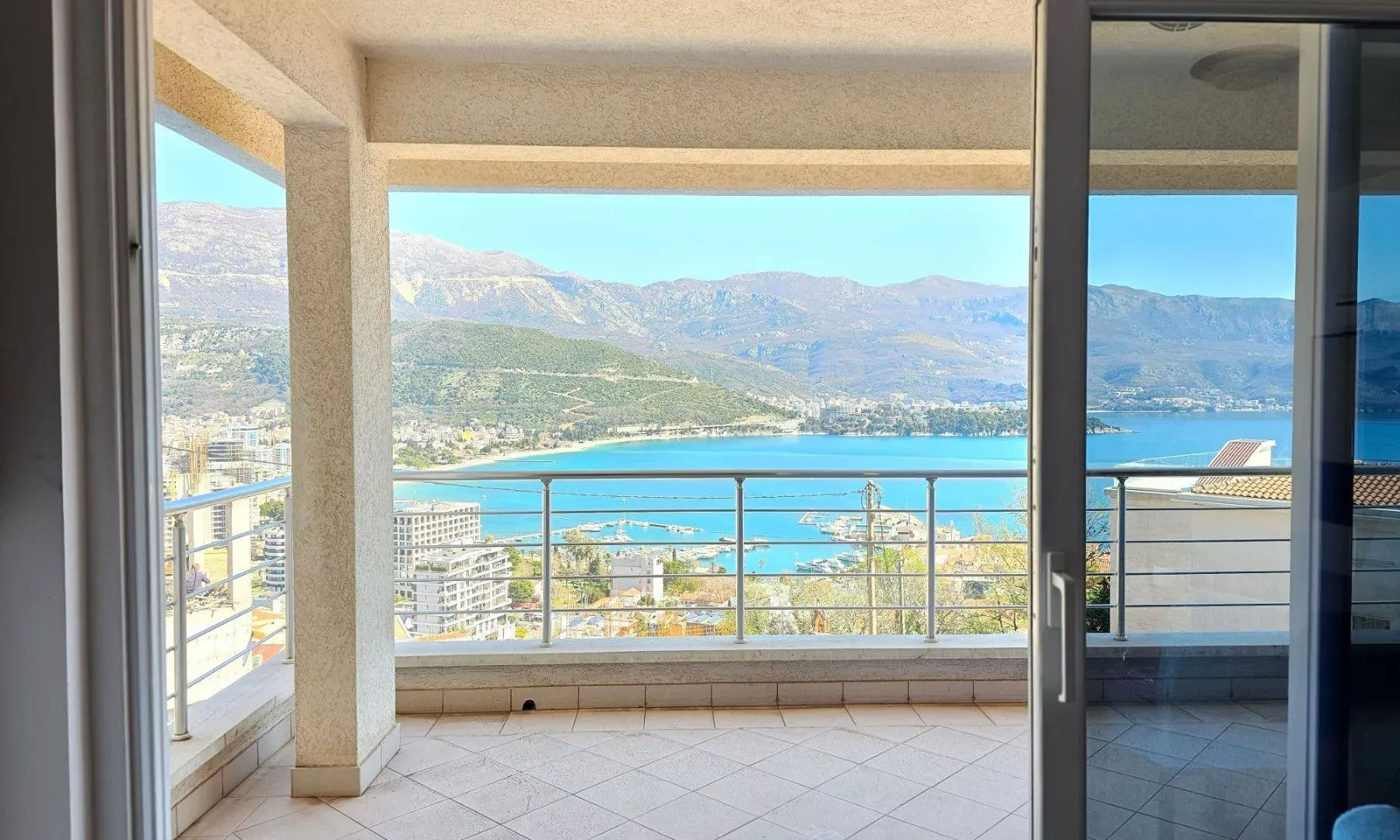 Izdavanje, jednosoban stan, 69m², Budva, Crna Gora