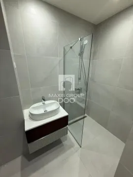 Moderno kupatilo sa tuš kabinom sa staklenom pregradom i umivaonikom. - image 9