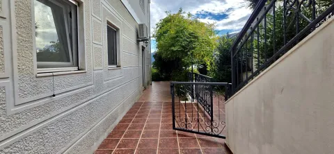 Popločani dio dvorišta pored fasade kuće sa stepeništem i metalnom ogradom. - image 6