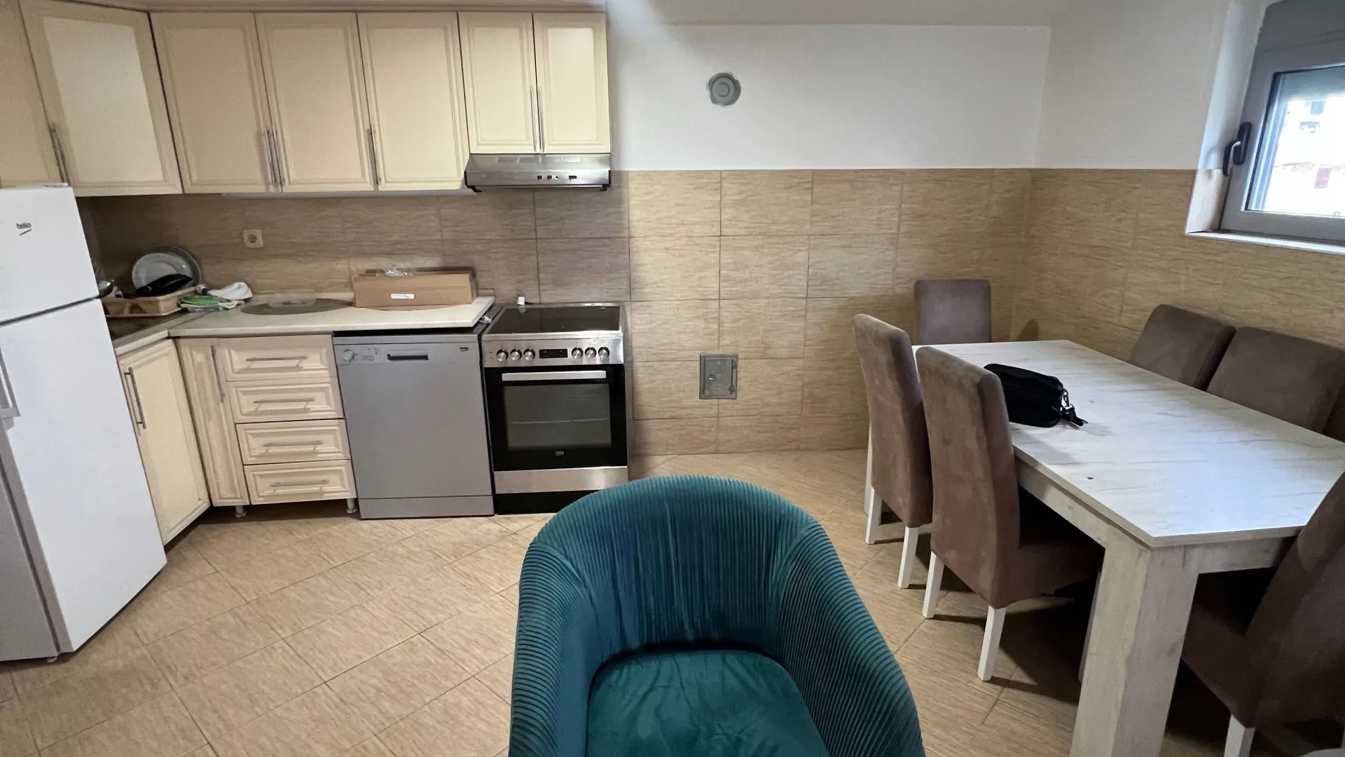 Izdavanje, dvosoban stan, 70m², Bjeliši, Bar