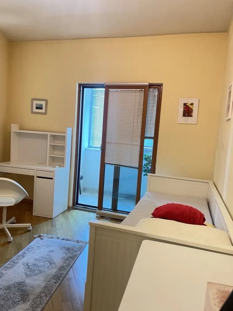 Children's bedroom with a bed, desk, and access to the terrace.