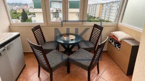 Zastakljeni balkon sa malim stolom i četiri stolice. - image 12