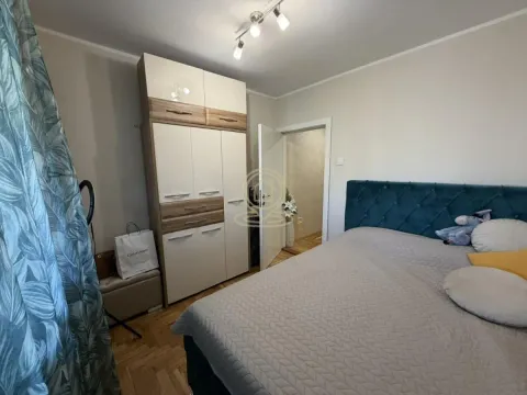 Nameštena spavaća soba sa bračnim krevetom i velikim ormanom. - image 5