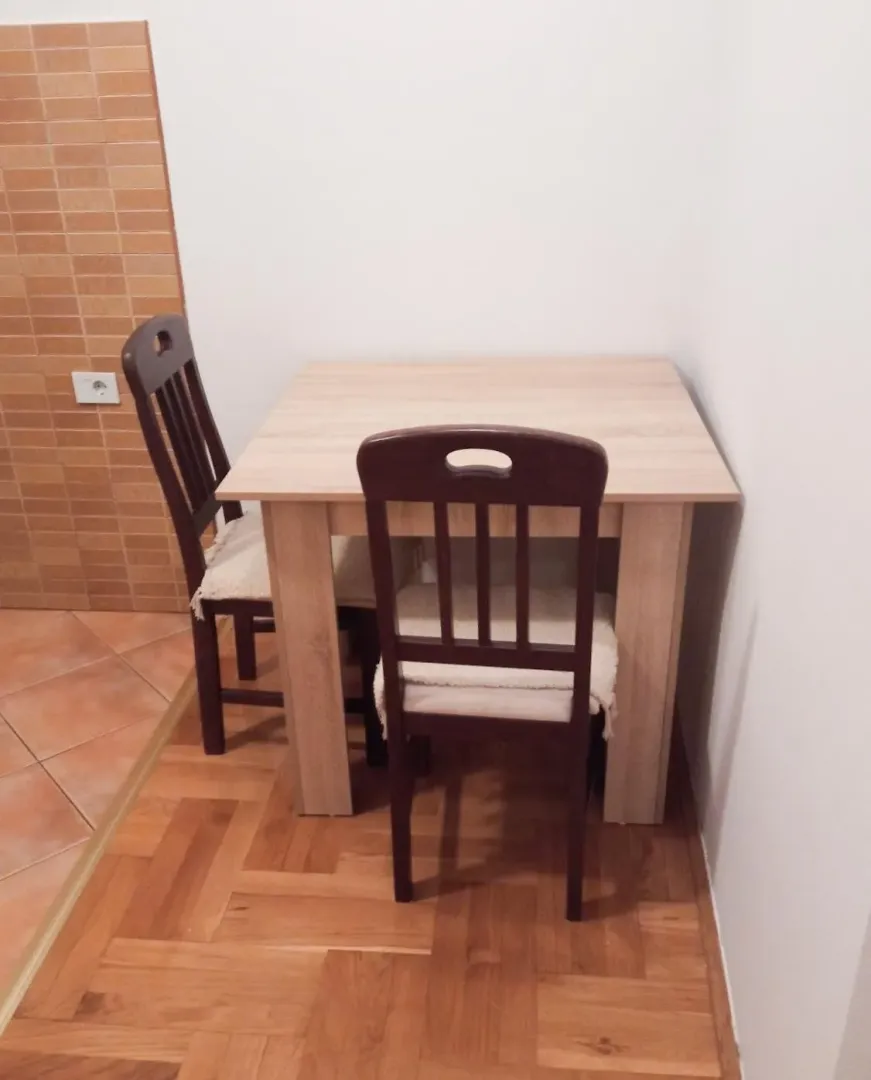 Manji trpezarijski sto sa dvije stolice u kuhinji.