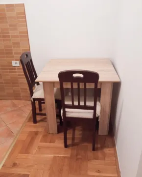 Manji trpezarijski sto sa dvije stolice u kuhinji. - image 6