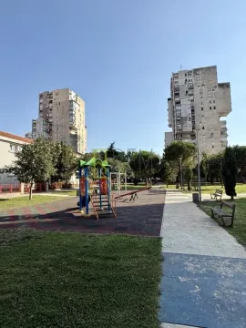 Dvorište sa igralištem ispred stambenih zgrada. - image 9