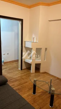 Dnevni boravak sa parketom i ukrasnim zidnim elementom. - image 9