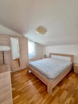 Namještena spavaća soba sa bračnim krevetom i drvenim ormarom. - image 8