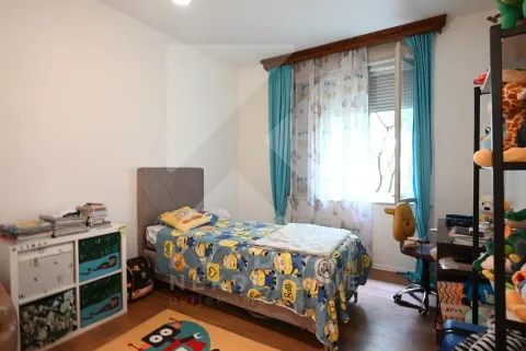 Dječija soba sa krevetom, radnim stolom i prozorom sa plavim zavjesama. - image 8