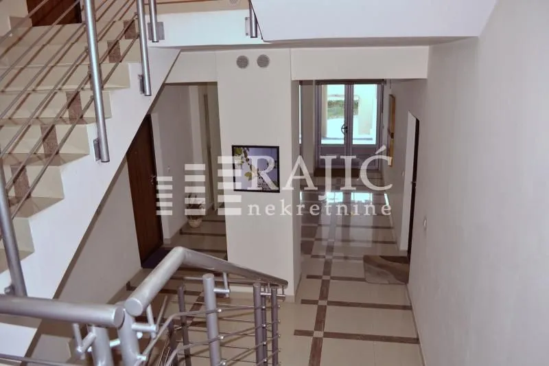 Izdavanje, trosoban stan, 82m², Savski Venac, Beograd
