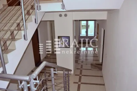 Izdavanje, trosoban stan, 82m², Savski Venac, Beograd - image 17