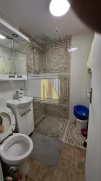Kupatilo opremljeno sanitarijama i tuš kabinom sa dezeniranim pločicama. - image 6
