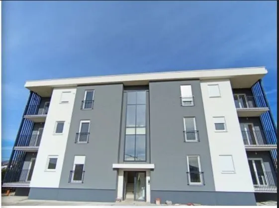 Fasada nove stambene zgrade sa modernim dizajnom.