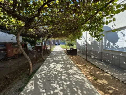 Izdavanje, kuća, 100m², Dalmatinska ulica, Podgorica