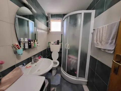 Manje kupatilo sa tuš kabinom, umivaonikom i wc šoljom. - image 8