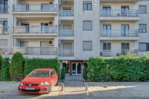 Vanjski izgled moderne stambene zgrade sa parkingom i zelenilom. - image 2