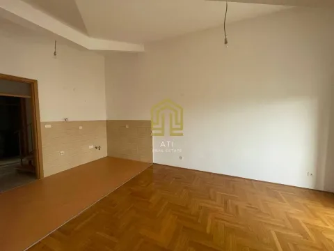 Prazna prostorija sa parketom i keramičkim pločicama na dijelu zida. - image 6