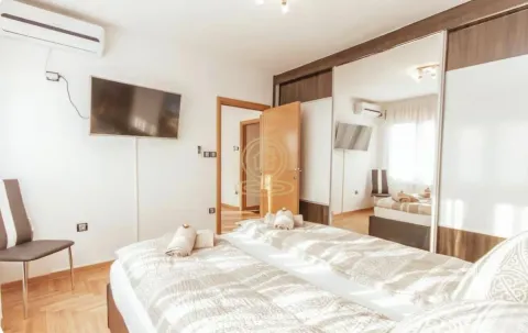 Bedroom with a double bed, air conditioning, and a large mirrored wardrobe. - image 9