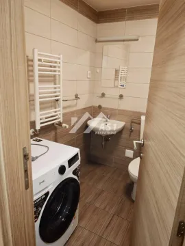 Manje kupatilo obloženo keramičkim pločicama sa veš mašinom, umivaonikom i WC šoljom. - image 7