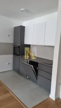 Moderna kuhinja sa belim i tamnim elementima i ugradnom rernom. - image 5
