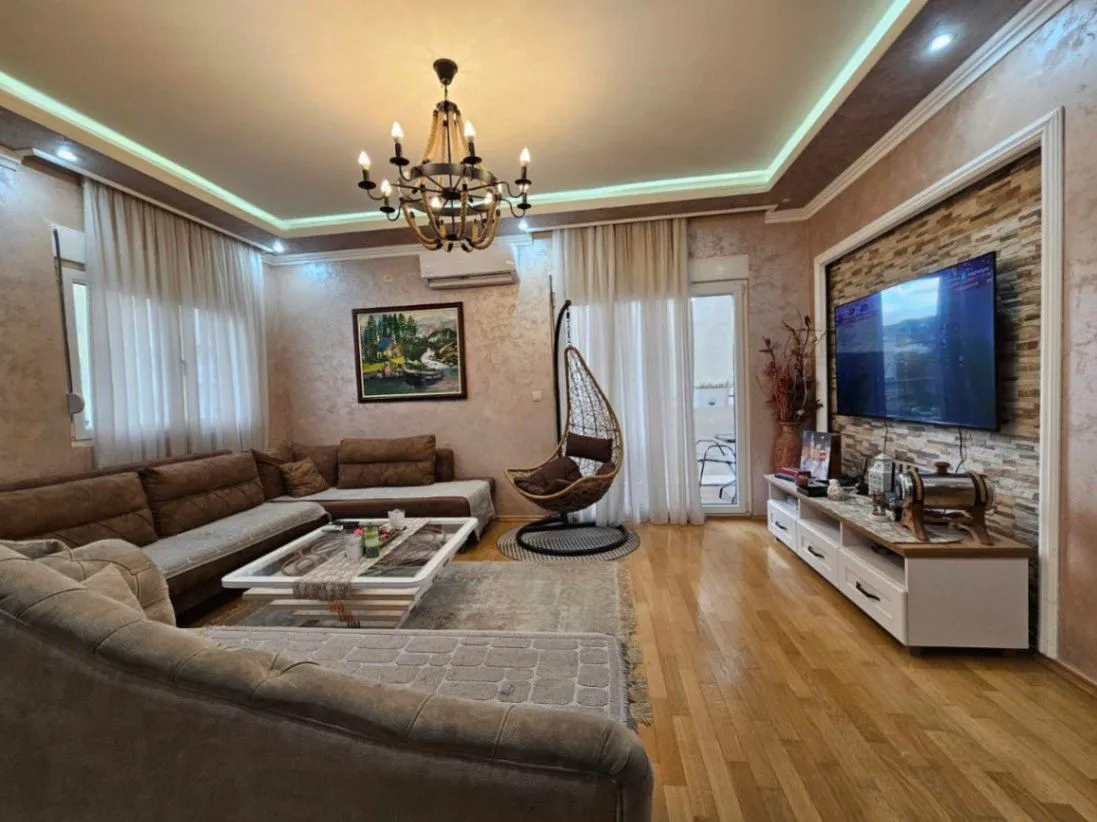 Izdavanje, trosoban stan, 100m², Blok 9, Podgorica