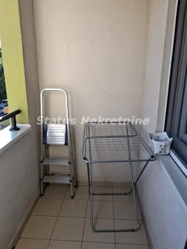 Manji natkriveni balkon sa sušilicom za veš i malim merdevinama. - image 12