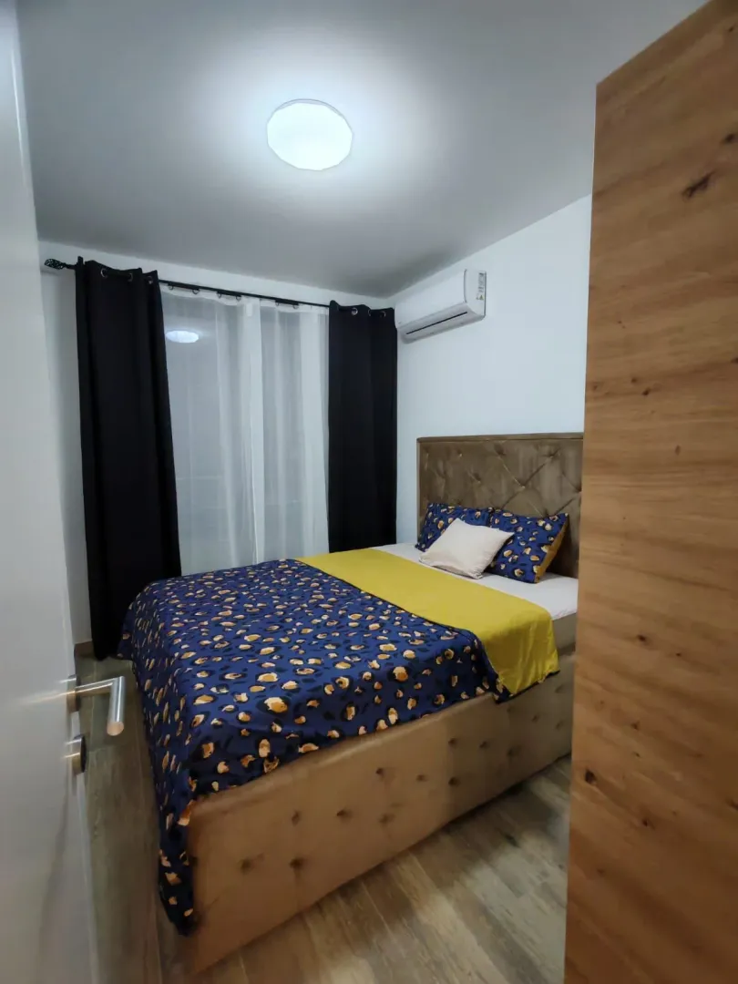 Opremljena spavaća soba sa bračnim krevetom.