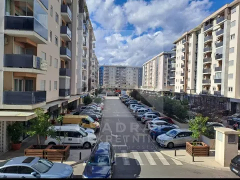 Pogled na ulicu i parking ispred stambenih zgrada. - image 6