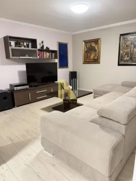 Prostrana dnevna soba sa garniturom i televizorom. - image 3