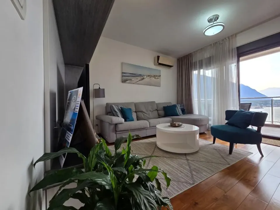 Izdavanje, dvosoban stan, 70m², Dobrota, Kotor