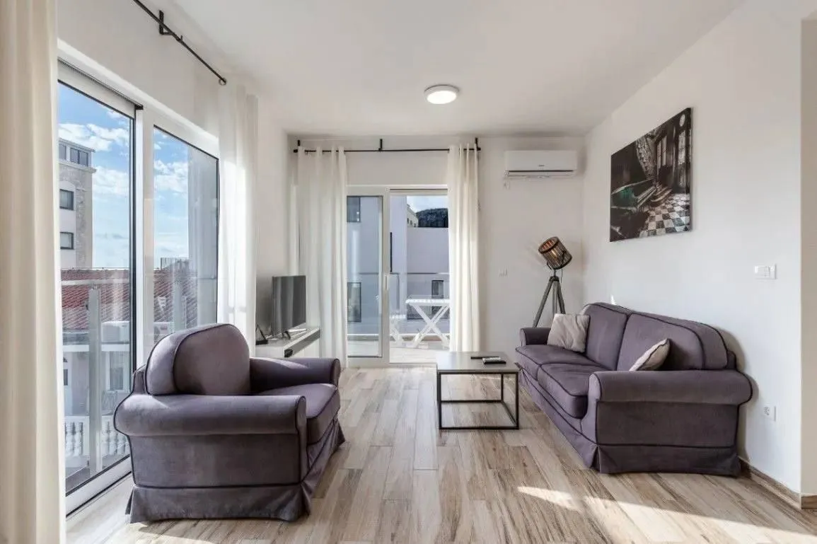 Rent, one bedroom apartment, 50m², Bečići, Budva