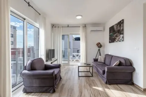 Rent, one bedroom apartment, 50m², Bečići, Budva - image 12