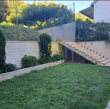 Uređeno dvorište sa travnjakom, stepeništem i potpornim zidovima. - image 5