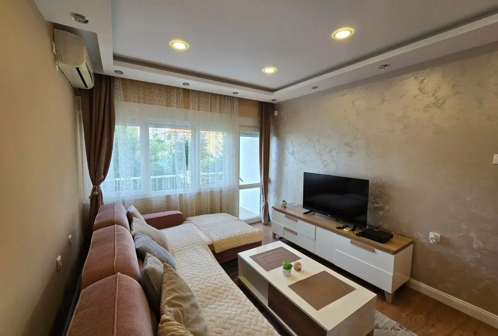 Izdavanje, stan, 75m², Tivat, Crna Gora