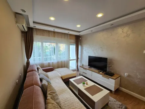 Izdavanje, stan, 75m², Tivat, Crna Gora