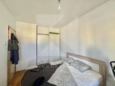 Namještena spavaća soba sa bračnim krevetom i ugradnim ormarom. - image 5