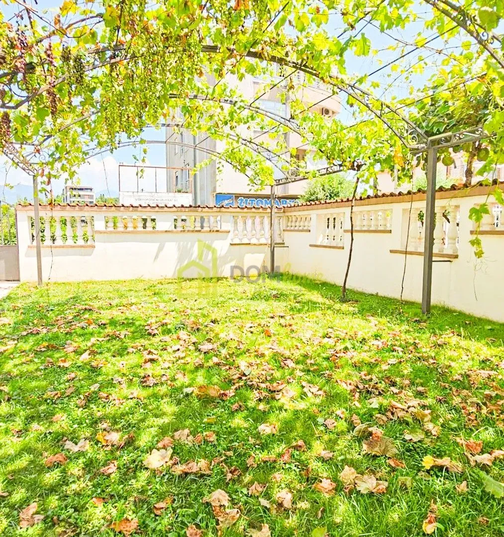 Sale, house, 350m², Momišići, Podgorica