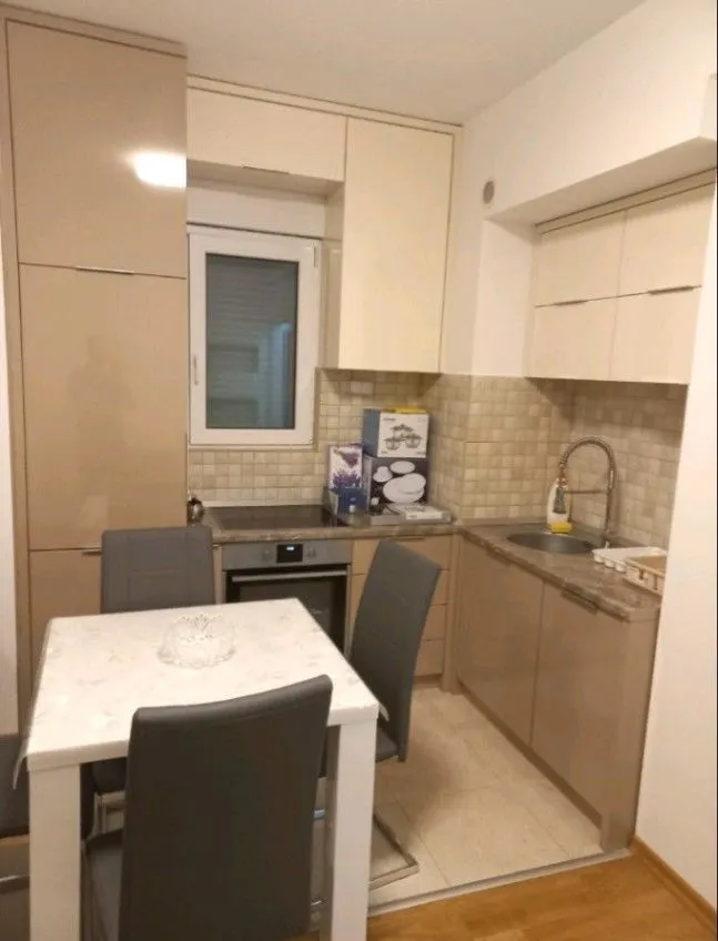 Izdavanje, dvosoban stan, 55m², Stari Aerodrom, Podgorica