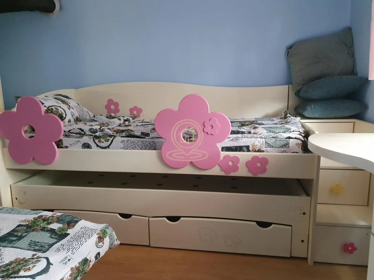 Dečiji krevet sa roze detaljima u spavaćoj sobi.