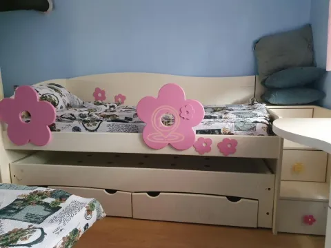 Dečiji krevet sa roze detaljima u spavaćoj sobi. - image 2