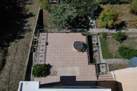 Pogled odozgo na popločano dvorište sa ogradom i bunarom. - image 44