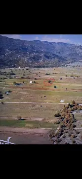Pogled iz vazduha na zemljište sa ucrtanom lokacijom i planinom u pozadini. - image 2