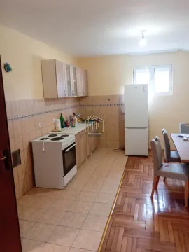 Kuhinja opremljena osnovnim elementima i bijelom tehnikom, sa dijelom za ručavanje. - image 2