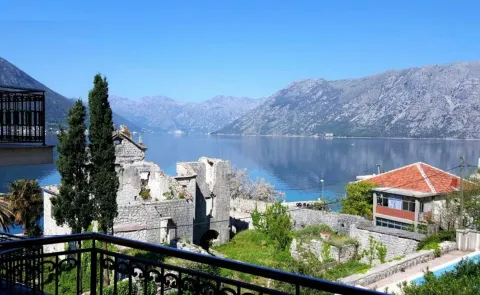 Sale, two bedroom apartment, 90m², Dobrota, Kotor - image 1