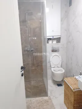 Moderno kupatilo sa tuš kabinom, WC šoljom i bojlerom. - image 8