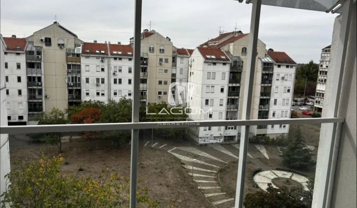 Pogled sa terase na susedne zgrade i dvorište.