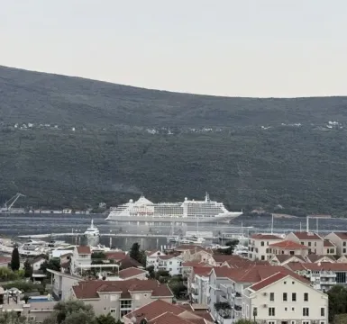 Pogled iz apartmana na grad i more sa kruzerom. - image 17