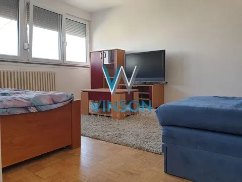 Nameštena dnevna soba sa televizorom i drvenim nameštajem. - image 2