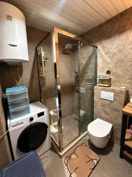 Manje kupatilo sa tuš kabinom, WC šoljom i veš mašinom. - image 9